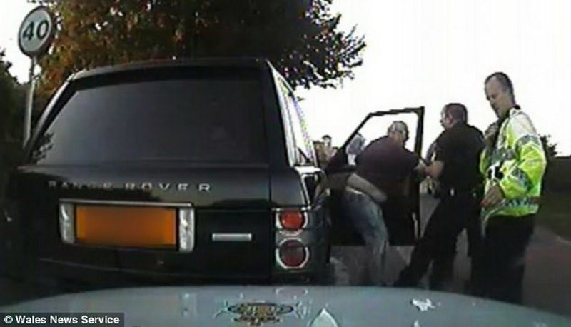 Полицейский, ставший Интернет-мемом, получил 440 000 фунтов стерлингов – ФОТО – ВИДЕО