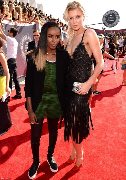 ДжейЛо, Бейонсе и все звезды на красной дорожке MTV - ФОТО