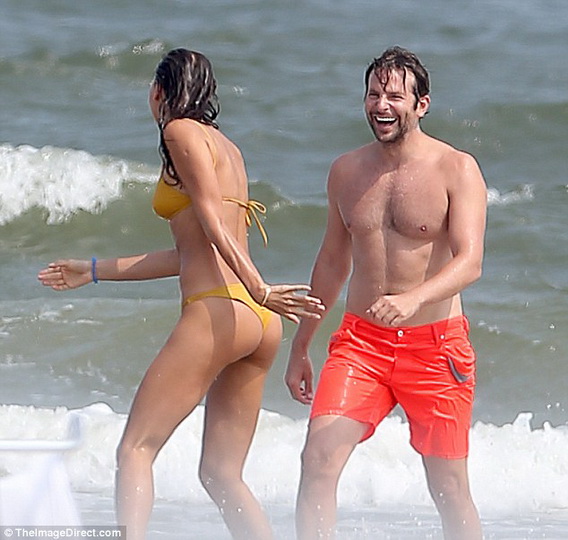 Ирина Шейк и Брэдли Купер отдались чувствам на пляже - ФОТО