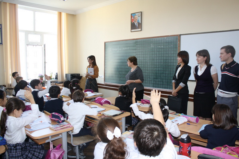 Бакинские первоклашки сыграли героев стихов Чуковского - ФОТО