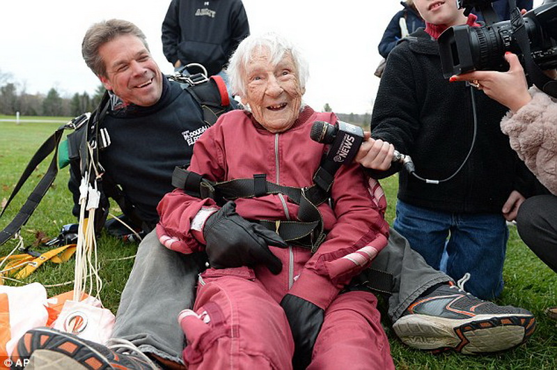 100-летняя бабушка отметила юбилей прыжком с парашютом - ФОТО