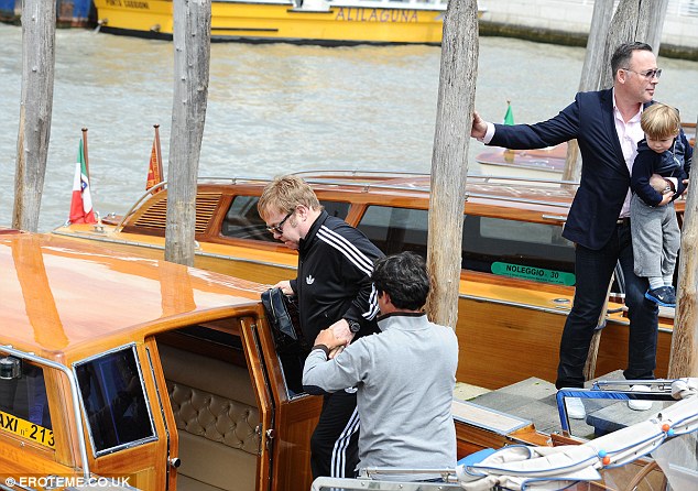 Элтон Джон провел незабываемый отдых с семьей - ФОТО