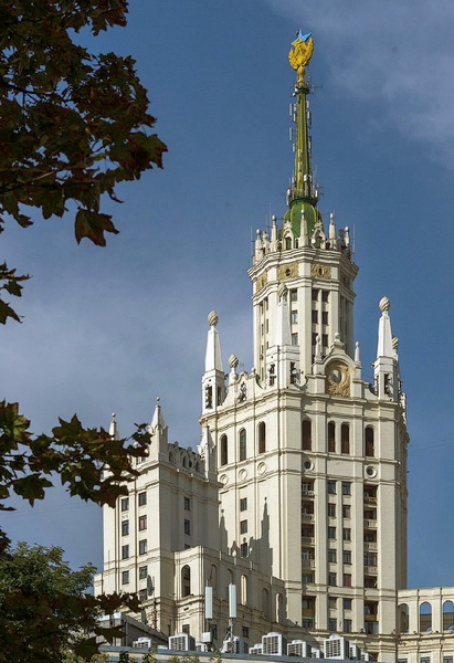 В Москве шпиль высотки превратили в флаг Украины - ФОТО