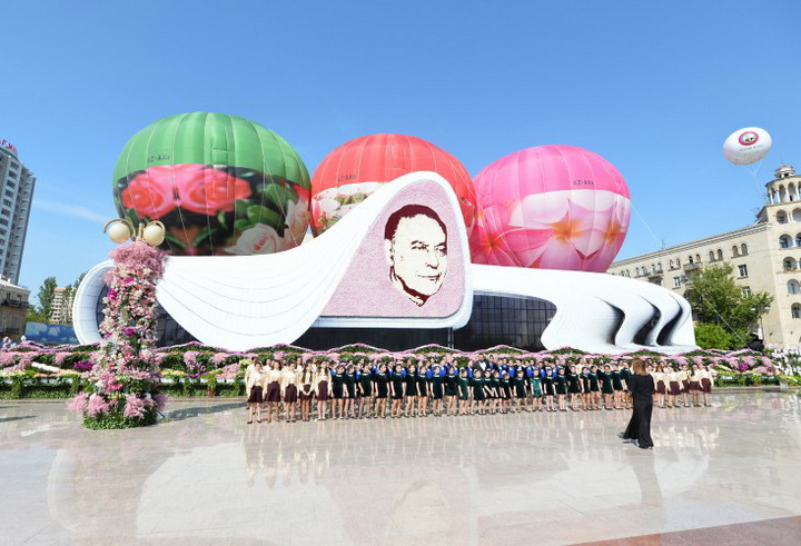 Президент Ильхам Алиев и его супруга Мехрибан Алиева приняли участие в Празднике цветов в Баку - ОБНОВЛЕНО - ФОТО - ВИДЕО