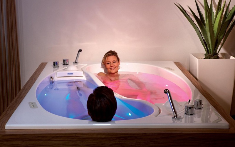 Представлена первая в мире двухместная ванна за $55 тыс - ФОТО