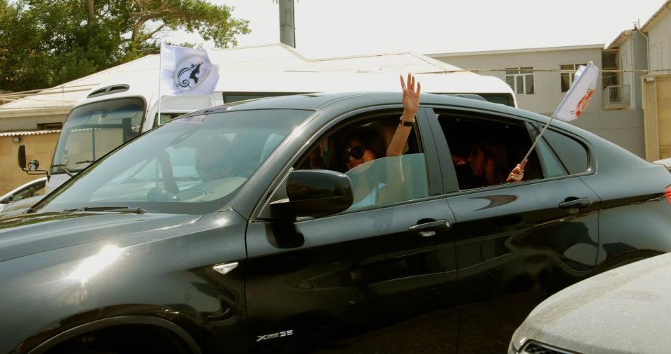 Участницы конкурса "Мисс Азербайджан 2012" порезвились на автомобилях – ФОТО