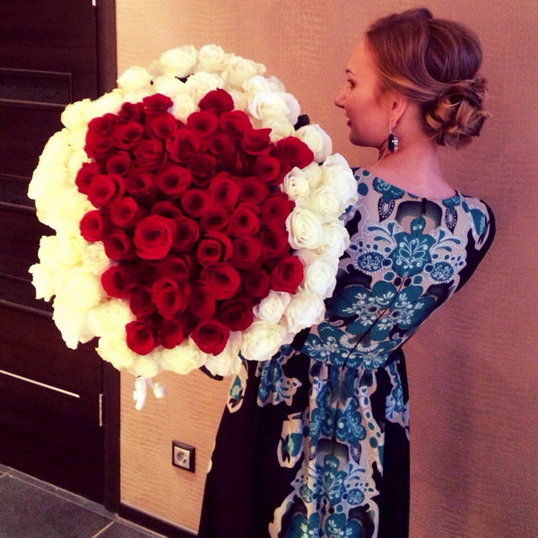 Русские женщины с огромными букетами стали хитом Instagram - ФОТО