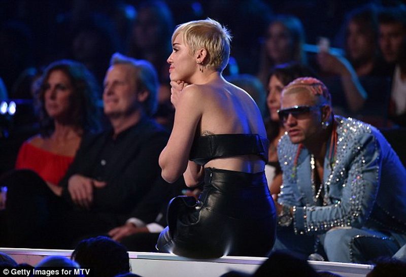 Конфузы, яркие шоу и победители церемонии MTV - ФОТО