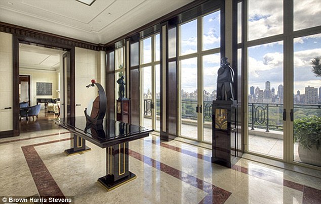 Жена миллиардера судится с мужем за дорогие особняки - ФОТО