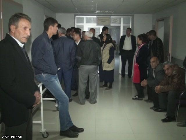 В Агдаме ГАЗ-24 врезался в людей, чинивших грузовик - ФОТО