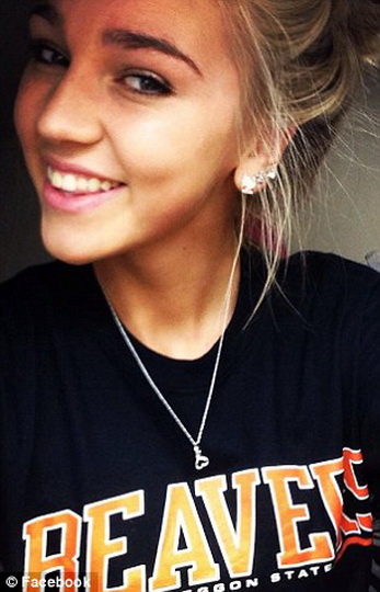 Девушка стала знаменитостью, сняв непристойное видео в библиотеке - ФОТО