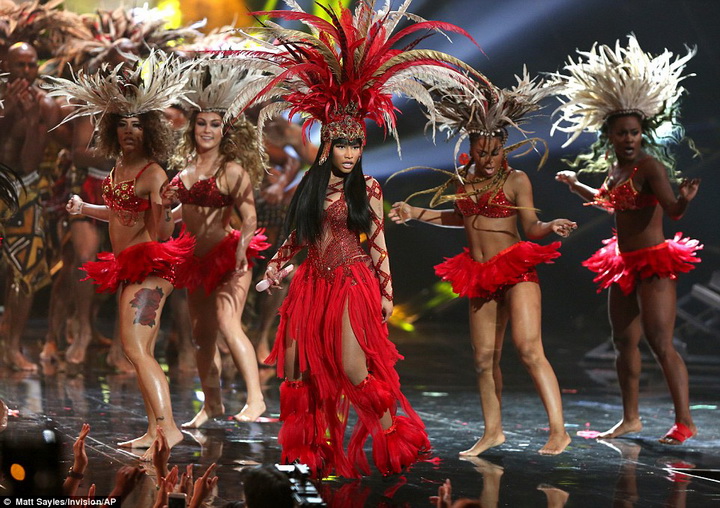 Тейлор Свифт и Никки Минаж устроили грандиозное открытие MTV VMA - ФОТО