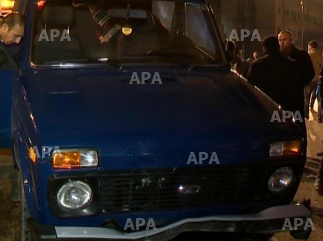 В Ясамале Hyundai налетел на стоявшие у обочины Mercedes и NİVA - ФОТО