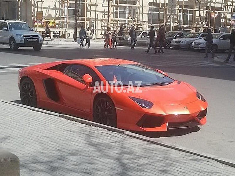 "Lamborghini" разъезжает по улицам Баку без номерных знаков - ФОТО