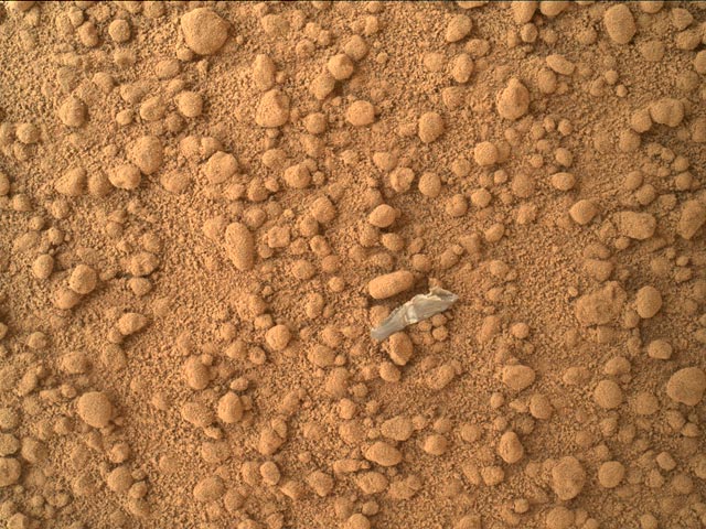 Curiosity нашел на Марсе кусок полиэтилена - ФОТО