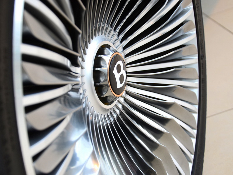 Новое имя для внедорожника Bentley нашли на Канарских островах - ФОТО