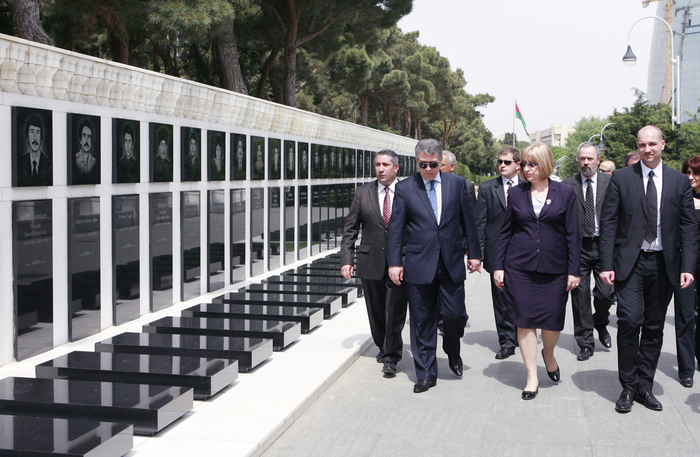 Председатель парламента Болгарии посетила Фонд Гейдара Алиева, могилу Общенационального лидера и Шехидляр хиябаны - ФОТО