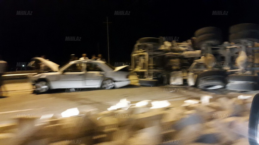 Bakı-Ələt yolunda "KamAz"la "Mercedes" toqquşdu, tıxac yarandı - FOTO