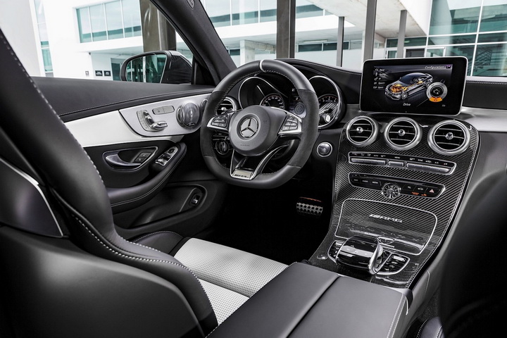 Представлено "горячее" купе Mercedes-Benz C-класса - ФОТОСЕССИЯ