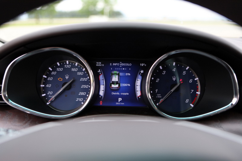 Maserati Quattroporte S преодолевает повороты спокойно и уверенно - ФОТО
