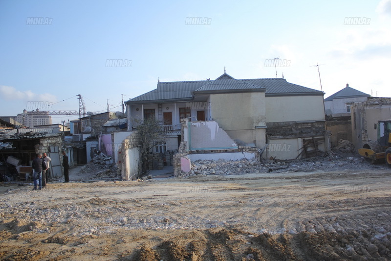 Bakıda Ziya Bünyadov prospektinin ətrafı sökülür – FOTO