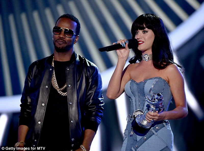 Конфузы, яркие шоу и победители церемонии MTV - ФОТО