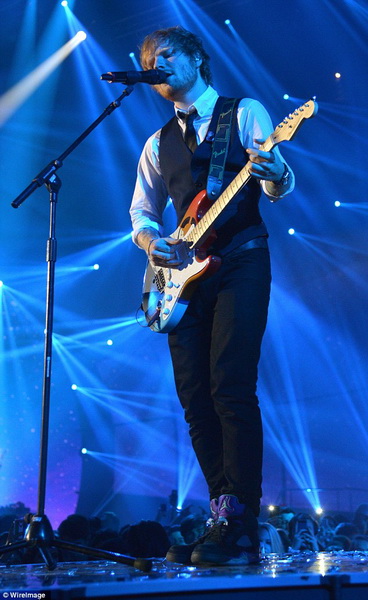 MTV вручил премии лучшим музыкантам - ФОТО