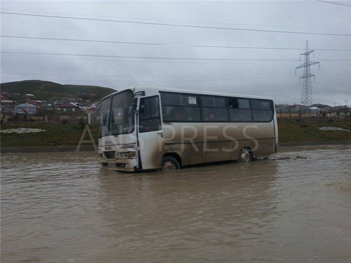 Плавание по бакинским дорогам: автобусы с пассажирами оказались посреди "моря" - ФОТО
