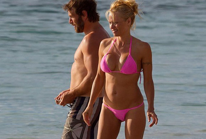 16 звезд, увеличивших грудь и не скрывающих это - ФОТО