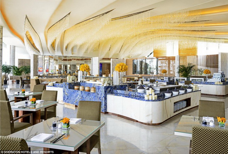 Грандиозный отель-пончик в Китае - ФОТО
