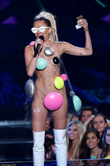 Майли Сайрус пришла на церемонию MTV абсолютно голой - ФОТО