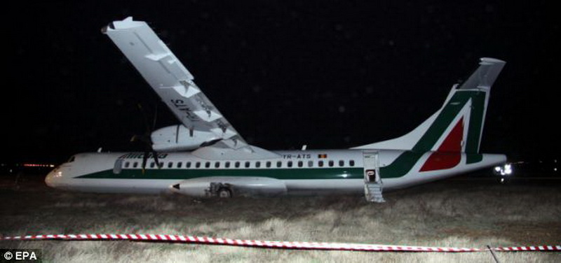 Alitalia закрасила свой логотип на разбившемся в Риме самолете – ФОТО
