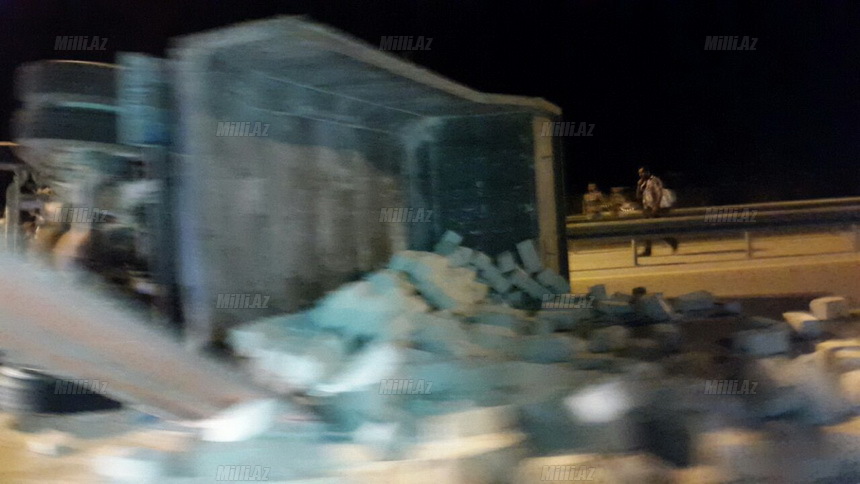 Bakı-Ələt yolunda "KamAz"la "Mercedes" toqquşdu, tıxac yarandı - FOTO