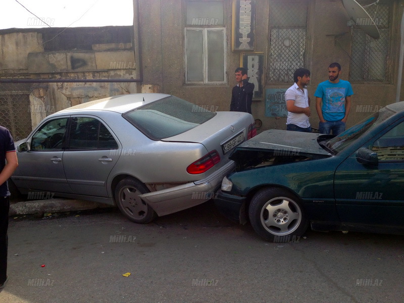Paytaxtda avtobus maşınları biçə-biçə getdi - YENİLƏNİB - VİDEO - FOTO