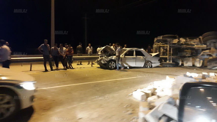 Bakı-Ələt yolunda "KamAz"la "Mercedes" toqquşdu, tıxac yarandı - FOTO