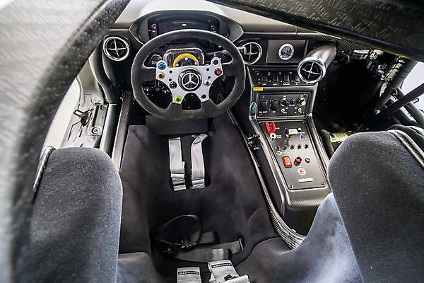 Монстр дорог: юбилейный спорткар Mercedes-Benz SLS AMG GT3 – ФОТО