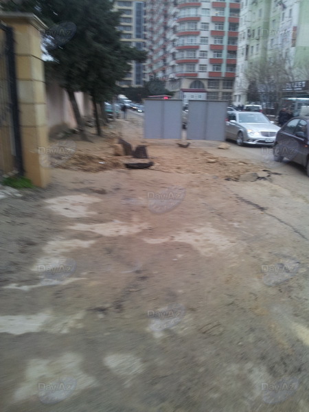 Что происходит на одной из улиц Баку - ФОТО