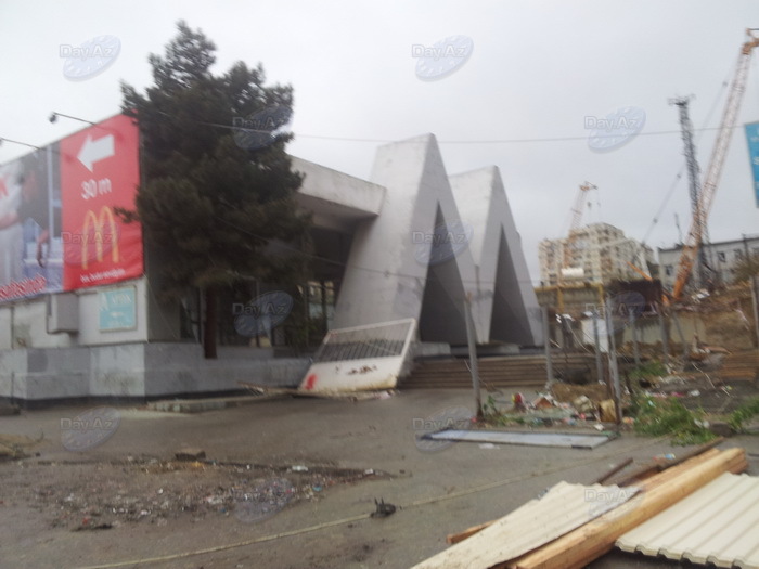 Закрыт основной вход на станцию метро "Мемар Аджеми" - ОБНОВЛЕНО - ФОТО