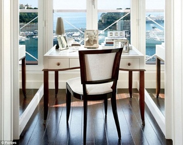 Жена миллиардера судится с мужем за дорогие особняки - ФОТО