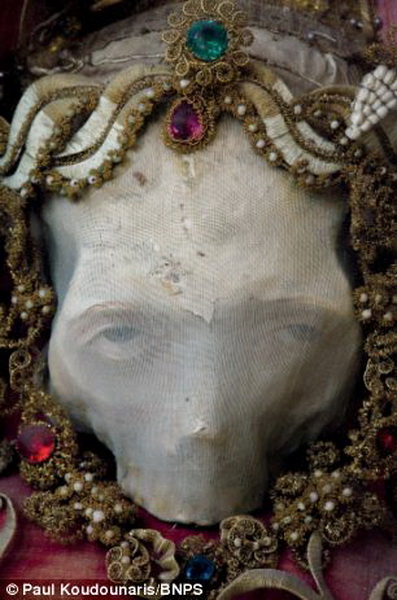 Жуткая коллекция скелетов, украшенных драгоценностями - ФОТО