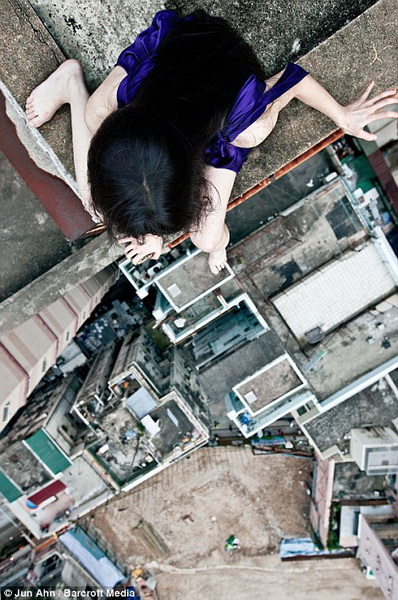 Головокружительные фотографии девушки с небоскребов - ФОТО