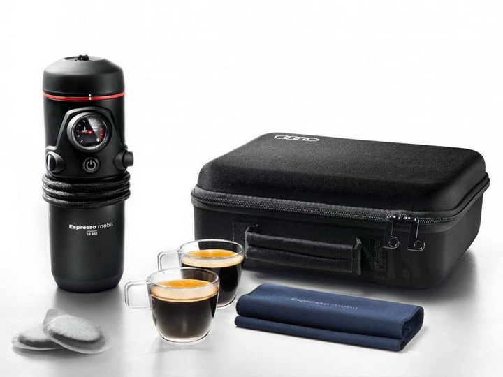 Audi встроила в свои автомобили кофемашину - ФОТО