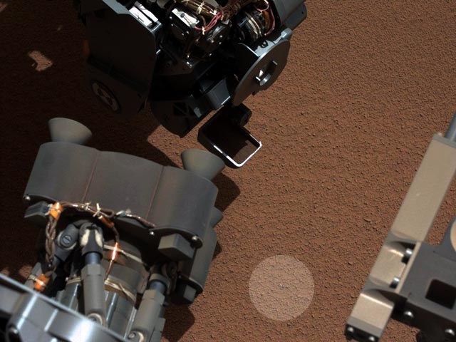 Curiosity нашел на Марсе кусок полиэтилена - ФОТО