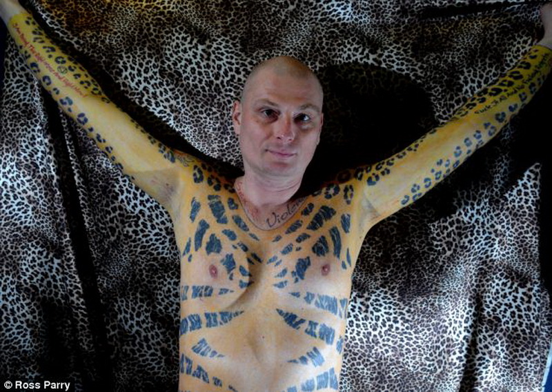 Татуированный мужчина выставил на продажу свою кожу - ФОТО