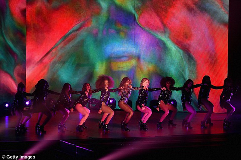 Конфузы, яркие шоу и победители церемонии MTV - ФОТО