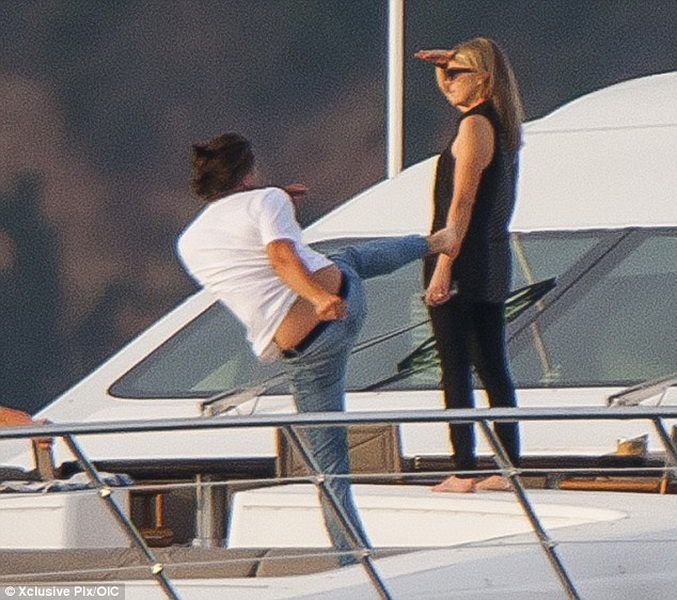 Леонардо ДиКаприо показал свои умения в каратэ на яхте - ФОТО