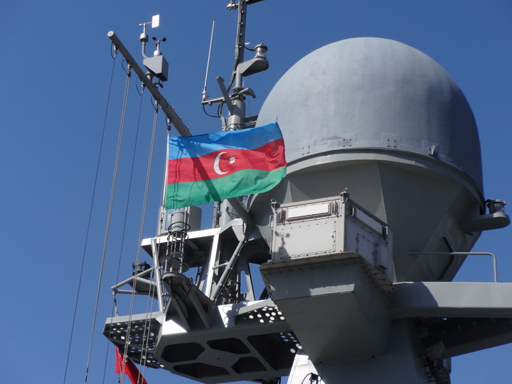 Российские военные корабли у причала Морского вокзала Баку - ФОТО