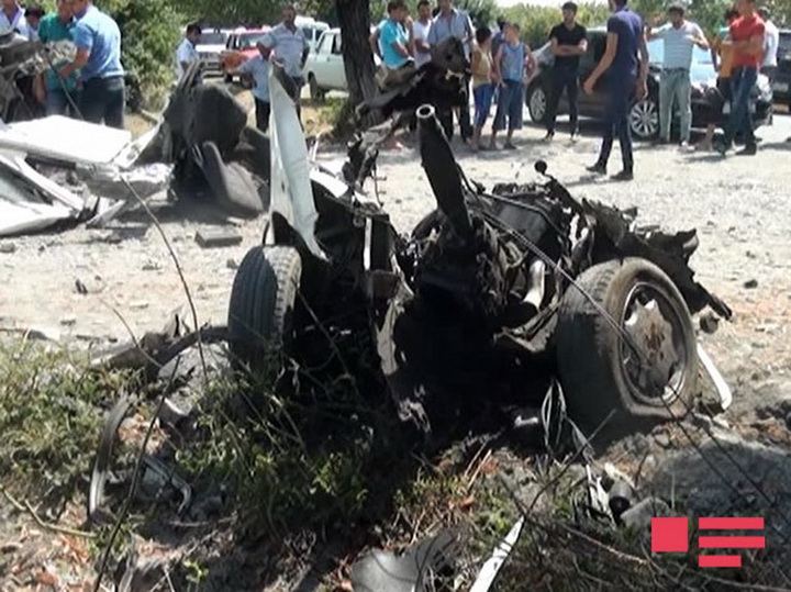 "Mercedes" ağaca çırpıldı, sürücü öldü - FOTO