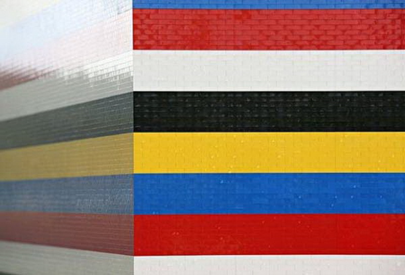 Англичанин построил 2-этажный дом из деталей Lego - ФОТО