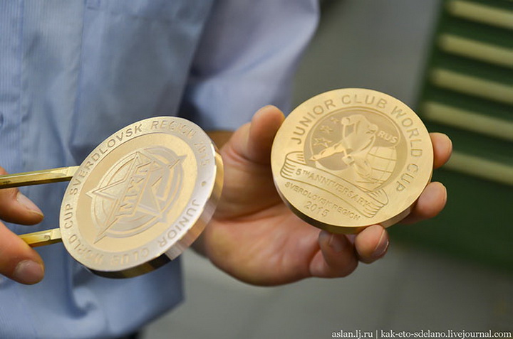 Как делают медали для чемпионов - ФОТОСЕССИЯ